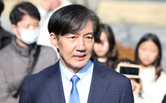 조국 전 법무부 장관이 설 연휴 마지막 날인 지난 12일 오후 경남 김해시 진영읍 봉하마을 고(故) 노무현 전 대통령 묘역을 참배한 후 취재진의 질문에 답하고 있다. 연합뉴스